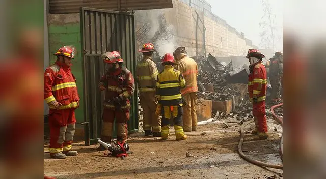 Incendio en Villa El Salvador dejó a bombero con quemaduras