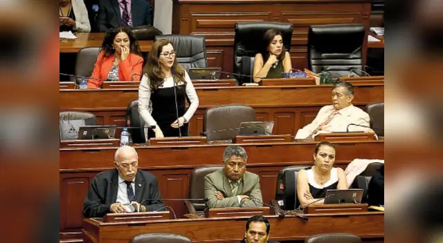 Rosa Bartra divide a su bancada y la convierte en una olla de grillos por atacar al presidente Vizcarra Rosa Bartra divide a su bancada y la convierte en una olla de grillos por atacar al presidente Vizcarra