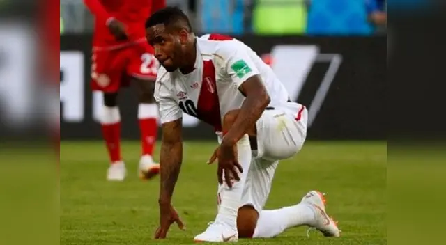 Jefferson Farfán jugó los últimos minutos en la derrota de Perú ante El Salvador
