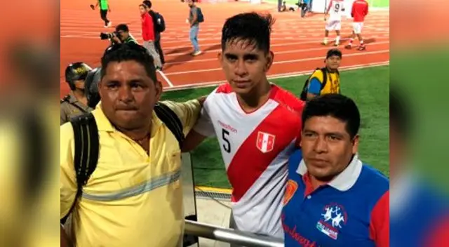 Moises Racchumick ex goleador del Minas posa junto a su hijo José tras la victoria con Bolivia Moises Racchumick ex goleador del Minas posa junto a su hijo José tras la victoria con Bolivia