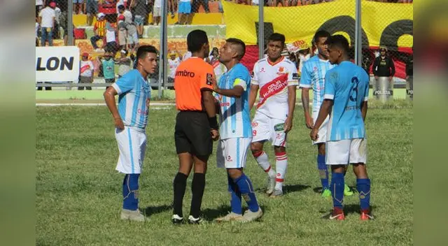 Saludo de las autoridades policiales antes del inicio del partido Saludo de las autoridades policiales antes del inicio del partido