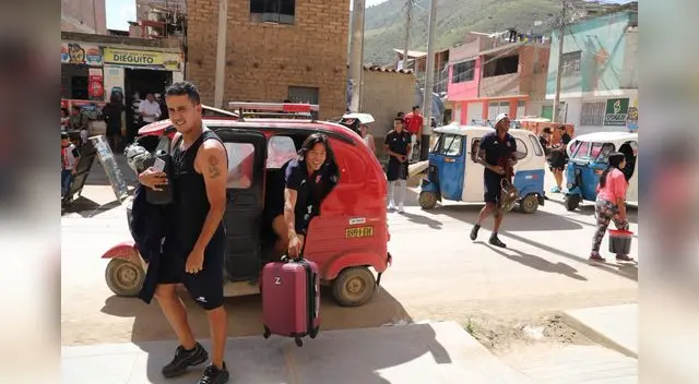 A bordo de mototaxis jugadores de Alianza Universidad llegaron al estadio