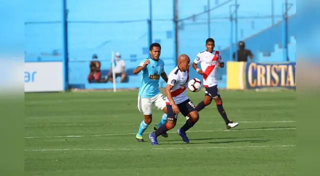 Carlos Lobatón reconoce que fue buena la victoria ante Municipal, pero aún falta mejorar. FOTO: LIBERO