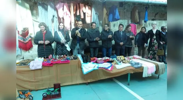 La reina compartió con las chicas del centro de reclusión y autoridades. La reina compartió con las chicas del centro de reclusión y autoridades.