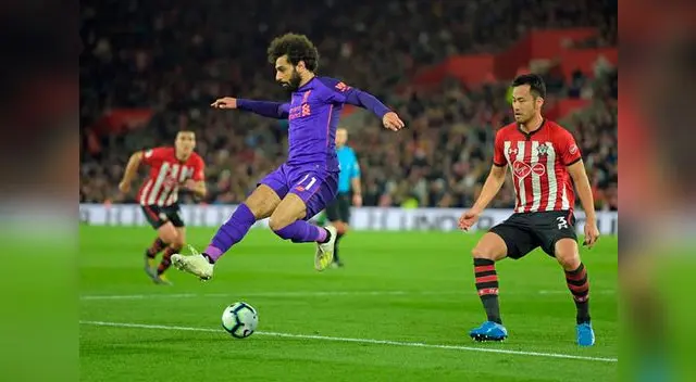 Salah fue autor de un gol en la victoria del Liverpool que volvió a punta. FOTO: EFE
