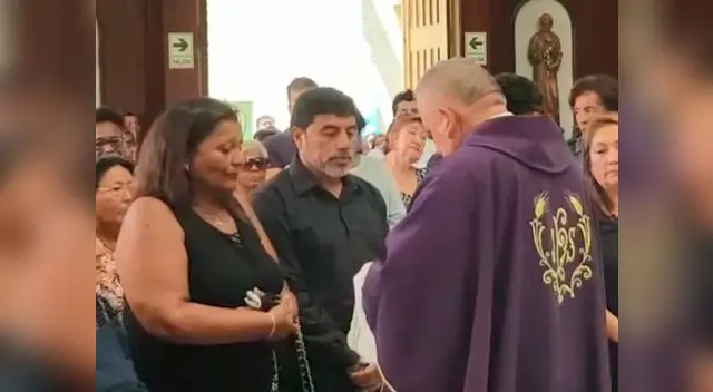 Mamá de Paolo Guerrero se quiebra en plena misa del hijo de 'Coyote' Rivera