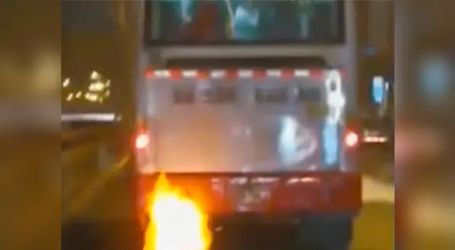 Bus de corredor rojo arroja fuego y genera preocupación Bus de corredor rojo arroja fuego y genera preocupación