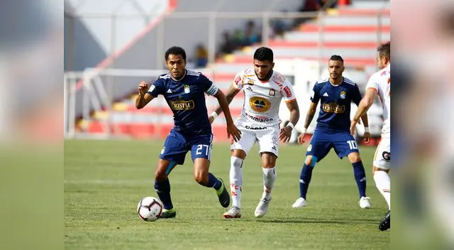 Carlos Lobatón pudo hacer poco para evitar que su equipo Cristal sea derrotado con Ayacucho: FOTO: LIBERO Carlos Lobatón pudo hacer poco para evitar que su equipo Cristal sea derrotado con Ayacucho: FOTO: LIBERO