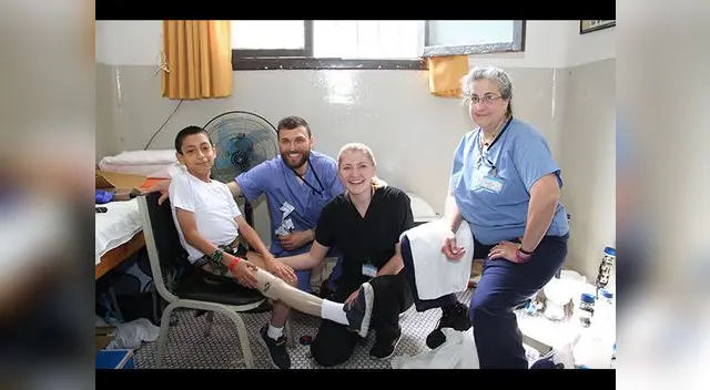 Voluntarios hicieron entrega de las prótesis a los pacientes Voluntarios hicieron entrega de las prótesis a los pacientes