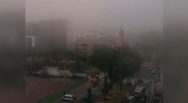 Densa neblina sorprendió a ciudadanos esta mañana en Lima Densa neblina sorprendió a ciudadanos esta mañana en Lima