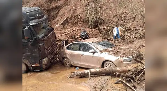 Huaicos bloquean carretera de Huánuco