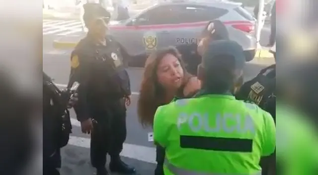 Mujer en estado de ebriedad insulta a personal de la PNP Mujer en estado de ebriedad insulta a personal de la PNP