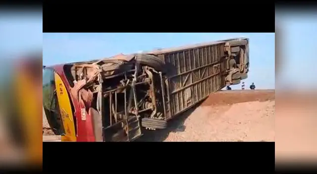 Un vehículo de la empresa Perú Bus que se dirigía a Ica