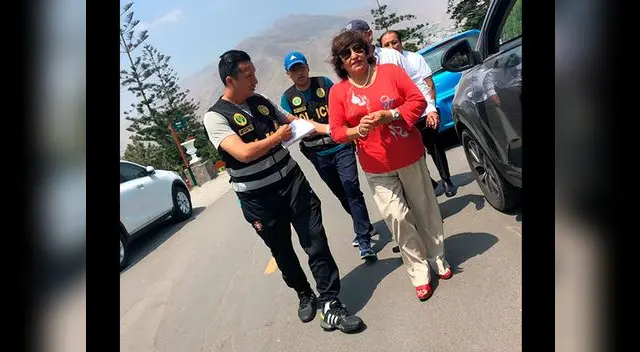 Alcaldesa de Urcos fue detenida cuando ingresaba a cementerio en La Molina. Alcaldesa de Urcos fue detenida cuando ingresaba a cementerio en La Molina.