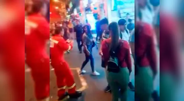 Bomberos venden llaveros en las calles para tener fondos