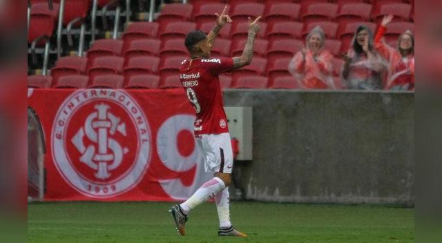 Paolo celebra uno de sus dos goles que anotó para el Inter de Porto Alegre ante Palestino