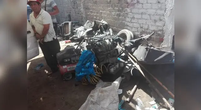 Desmantelan vehículos en taller informal Desmantelan vehículos en taller informal