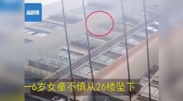 Dramáticas imágenes de caída de una niña de un edificio en China Dramáticas imágenes de caída de una niña de un edificio en China
