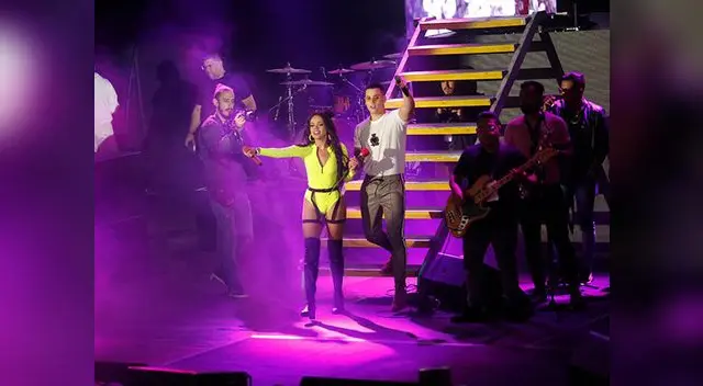 Nesty le regaló rosa a Mayra Goñi en escenario. Público le recuerda a su ex Fabio Agostini