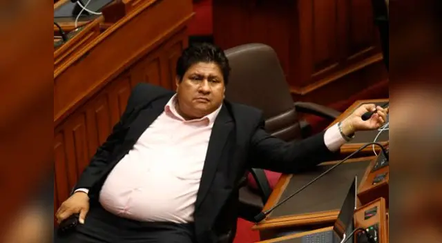 Congresista renunció a las bancadas de Fuerza Popular y Unidos por la República