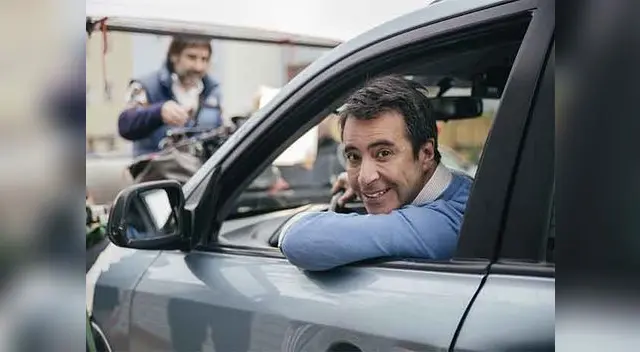 Carlos Carlín provoca risas en detrás de cámaras de "Papá Youtuber" Carlos Carlín provoca risas en detrás de cámaras de "Papá Youtuber"