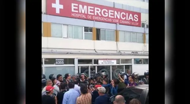 Decenas de seguidores apristas están en el frontis del hospital