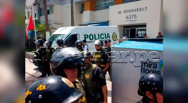 Agentes de homicidios llevan a la morgue restos de Alan García