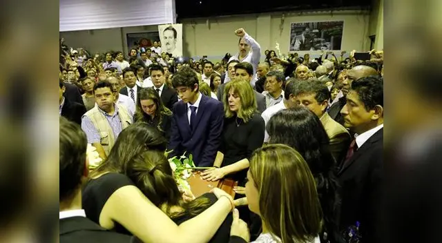 Federico Danton y Roxanne Cheesman rompieron en llanto frente al féretro de Alan García Federico Danton y Roxanne Cheesman rompieron en llanto frente al féretro de Alan García