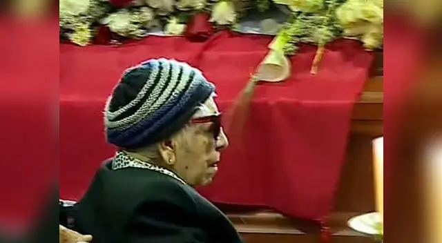 Madre del ex jefe de Estado arribó en silla de ruedas a la Casa del Pueblo