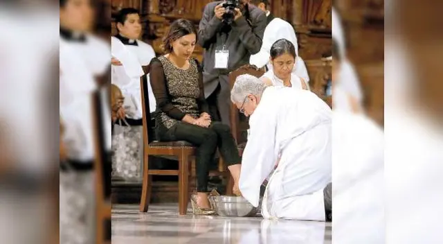 La iglesia escogió a víctimas de la violencia contra la mujer para el lavado de pies