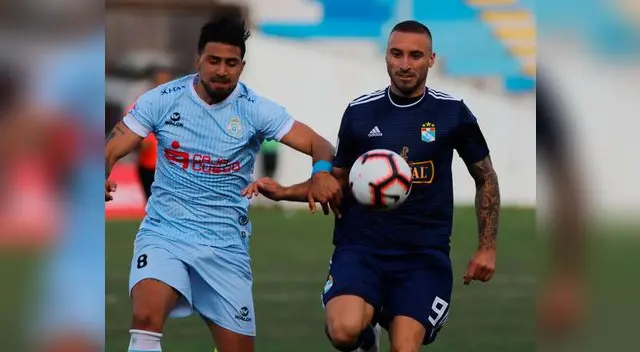 Andrés Robles y Emanuel Herrera disputan el balón. FOTO: Melissa Valdivia Andrés Robles y Emanuel Herrera disputan el balón. FOTO: Melissa Valdivia