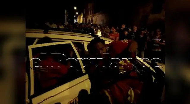 Bomberos llegan en taxi Bomberos llegan en taxi