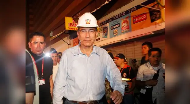 Martín Vizcarra supervisa trabajos para contener incendio en Mesa Redonda