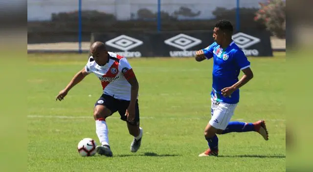 Jeremías Bogado de penal marcó el gol de la victoria ante Comercio. FOTO: LIBERO