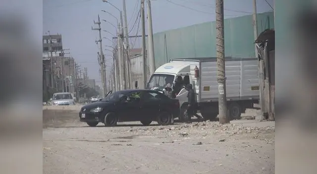 Auto los interceptó y marcas lo golpearon Auto los interceptó y marcas lo golpearon