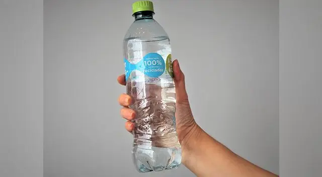 Botella es elaborada de plásticos reciclados Botella es elaborada de plásticos reciclados