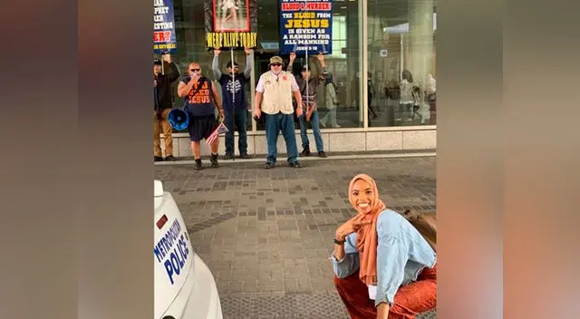 Mujer con una sonrisa respondió a críticos contra la religión que profesa