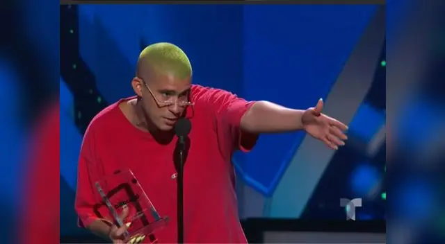 Bad Bunny se distrajo con su celular y no se dio cuenta que ganó premio Billboard 2019