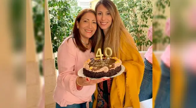 Delly emocionada con la autora de sus días en su fiesta de cumpleaños