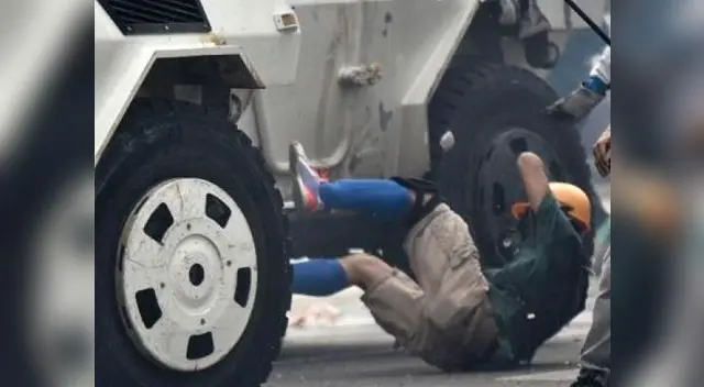 Tanquetas militares atropellaron a manifestantes en Caracas