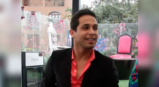 Fans le tocó el brazo antes de ingresar al escenario y Jonatan Rojas lejos de saludarla tuvo un mal comportamiento