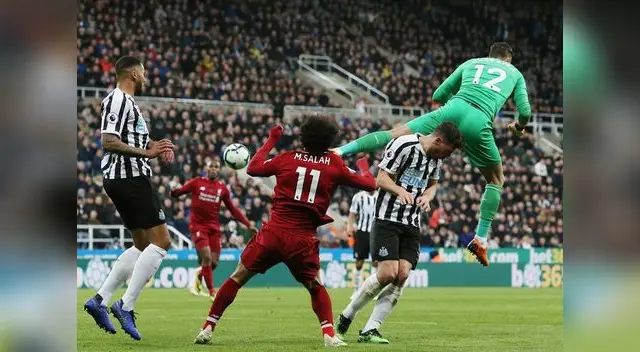 Salah fue duramente golpeado por portero del Newcastle. FOTO: EFE