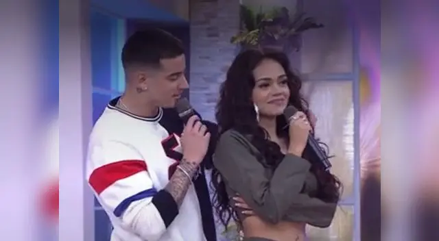 Mayra Goñi y Nesty se dan apasionado beso en vivo