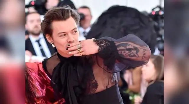 Fans felicitaron a Harry Styles por su extravagante look