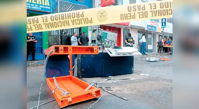 Arrancan cajero automático para llevarse 400 mil soles Arrancan cajero automático para llevarse 400 mil soles