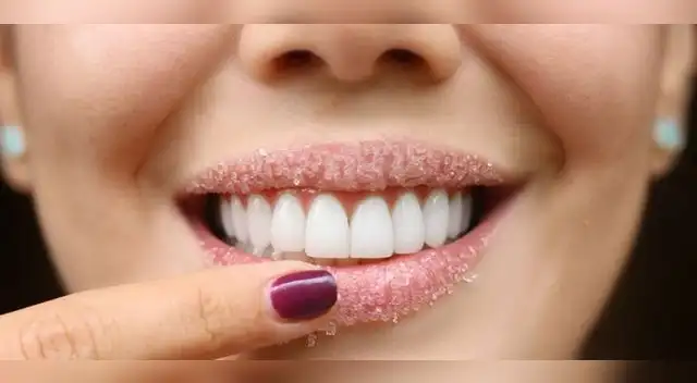 El objetivo de la exfoliación es eliminar por completo las pieles y células muertas de los labios, dejándolos renovados y listos para evitar la aparición de grietas, heridas y sequedad