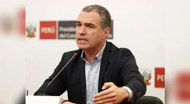 Salvador Del Solar llama la atención a la Comisión de Constitución