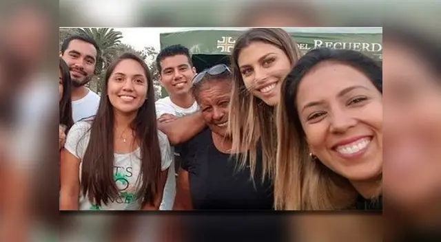 Alondra García Miró posa feliz con 'Doña Peta' y familiares de Paolo Guerrero Alondra García Miró posa feliz con 'Doña Peta' y familiares de Paolo Guerrero
