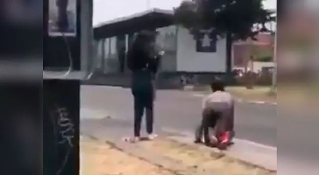 Mujer habría descubierto que su pareja le habría sido infiel y por ello como castigo lo hizo realizar denigrante acto Mujer habría descubierto que su pareja le habría sido infiel y por ello como castigo lo hizo realizar denigrante acto