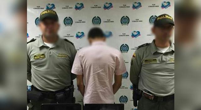 Mamá entrega a su hijo ladrón a la policía Mamá entrega a su hijo ladrón a la policía